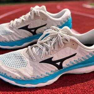 Mizuno Neutral Run Shoes - Cream & Blue Accents
